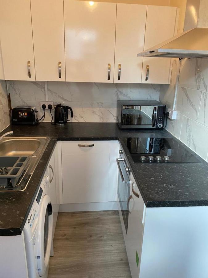 Excellent And Amazing Apartment With Private Parking Gillingham  Bagian luar foto