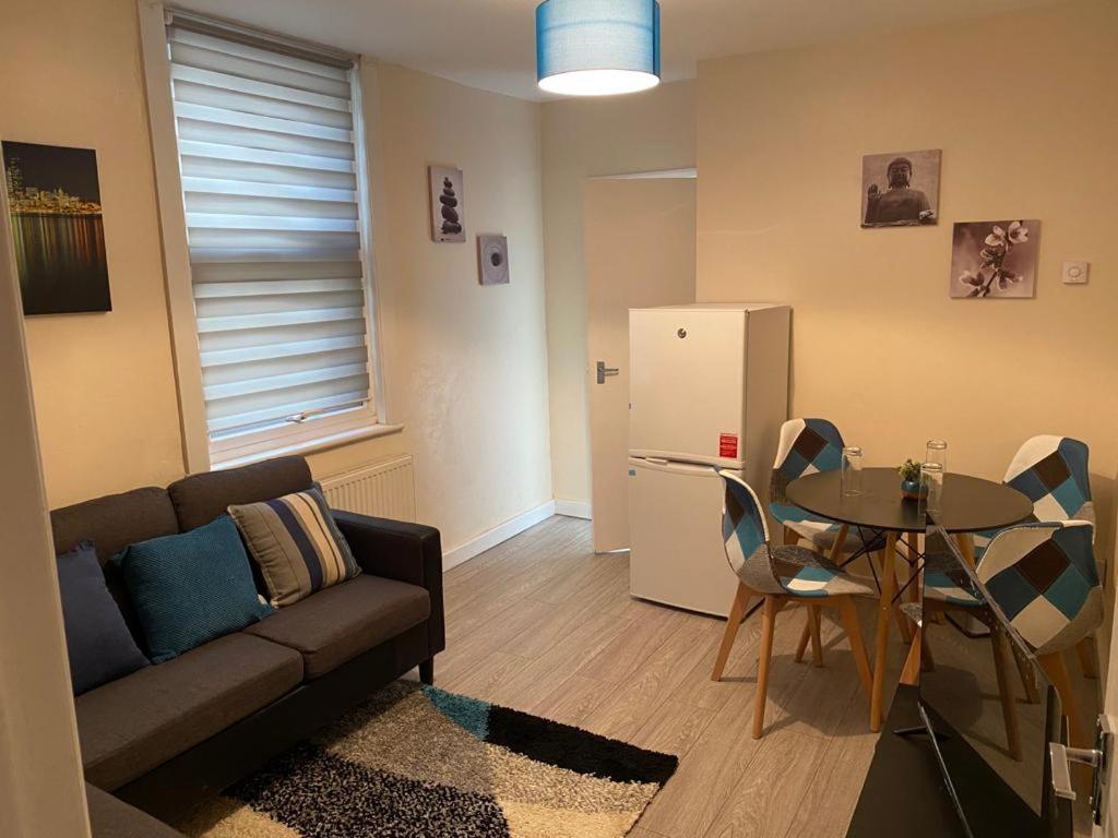 Excellent And Amazing Apartment With Private Parking Gillingham  Bagian luar foto