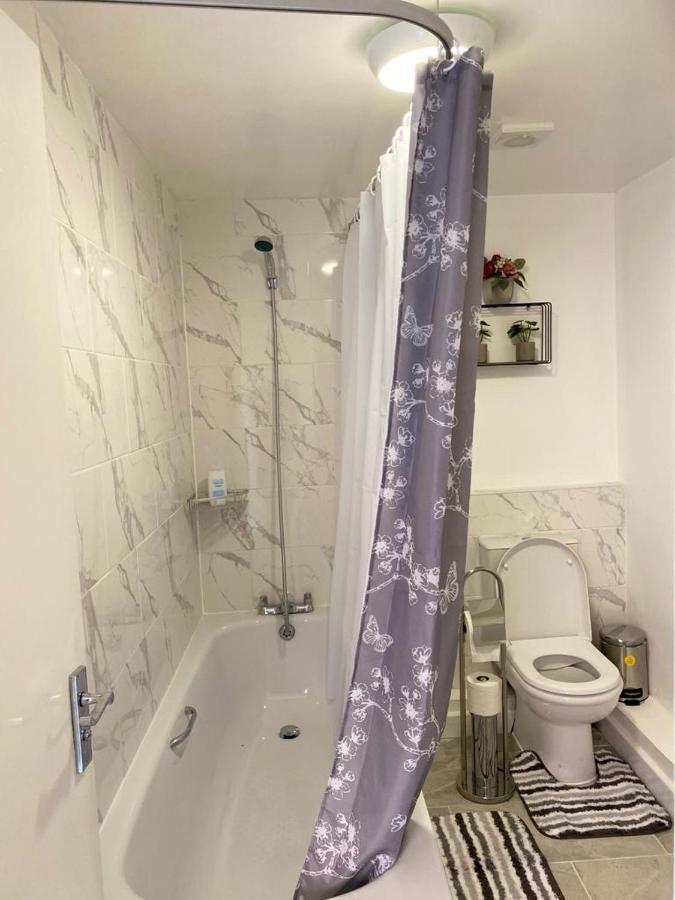 Excellent And Amazing Apartment With Private Parking Gillingham  Bagian luar foto