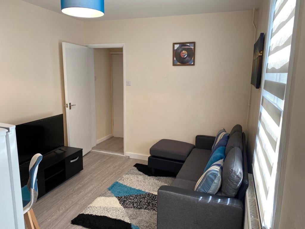 Excellent And Amazing Apartment With Private Parking Gillingham  Bagian luar foto