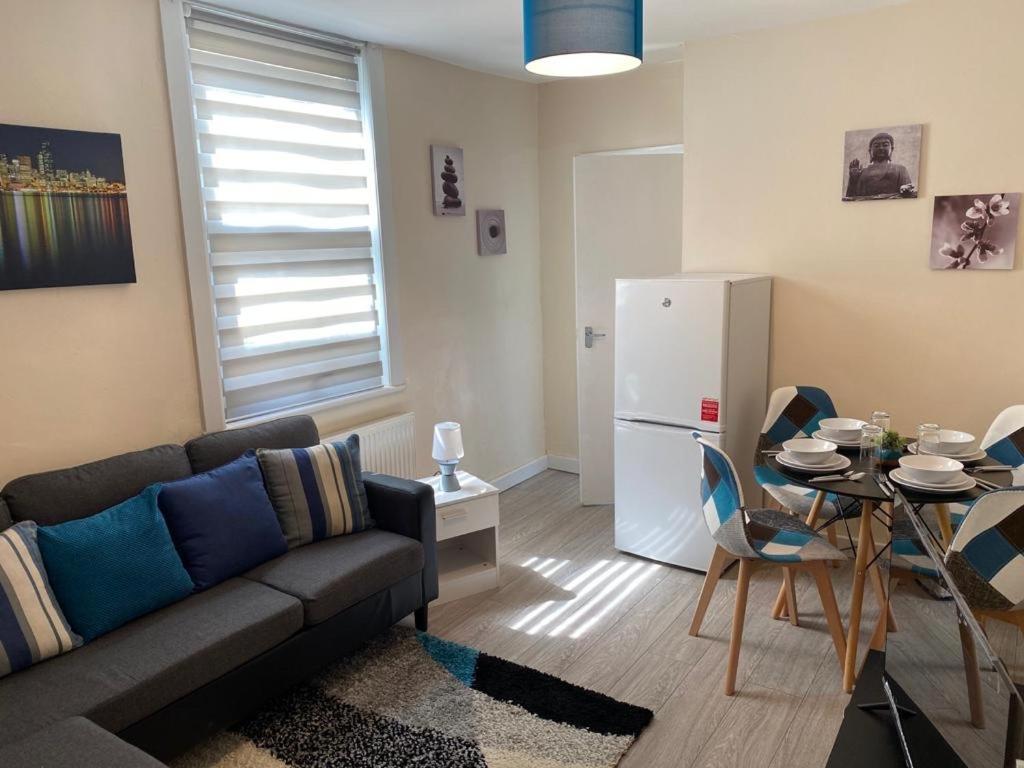 Excellent And Amazing Apartment With Private Parking Gillingham  Bagian luar foto