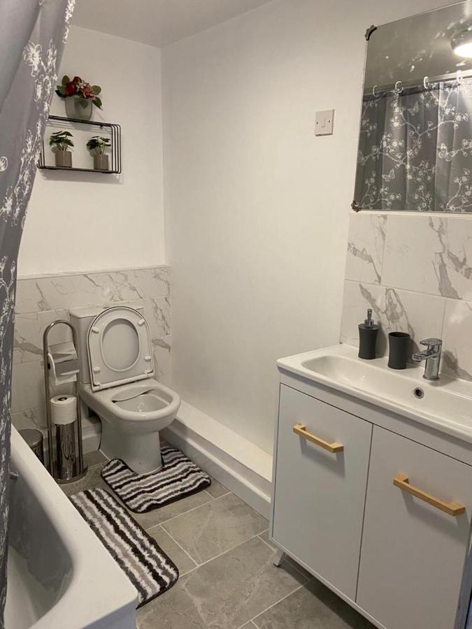 Excellent And Amazing Apartment With Private Parking Gillingham  Bagian luar foto